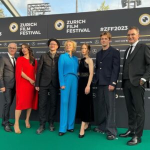 Jannis Niewöhner Instagram - Vielen Dank @zurichfilmfestival !

Hatten eine schöne Premiere bei euch mit #paulabeer, @katjariemann, #joelbasman und @lukas_miko_actor, @studio.hamburg.produktion und @majestic.film 

STELLA - EIN LEBEN von @kilian.riedhof ist ein starker, heftiger film mit starken Bildern von #benedictneuenfels, mit Paula Beer die großartig ist als Stella Goldschlag und kommt am 18.01.24 ins Kino. 

Vielen Dank @sarahsharonkarsten und @gucci 🙏

😘