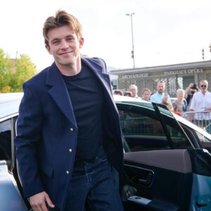 Jannis Niewöhner Instagram - Vielen Dank @zurichfilmfestival !

Hatten eine schöne Premiere bei euch mit #paulabeer, @katjariemann, #joelbasman und @lukas_miko_actor, @studio.hamburg.produktion und @majestic.film 

STELLA - EIN LEBEN von @kilian.riedhof ist ein starker, heftiger film mit starken Bildern von #benedictneuenfels, mit Paula Beer die großartig ist als Stella Goldschlag und kommt am 18.01.24 ins Kino. 

Vielen Dank @sarahsharonkarsten und @gucci 🙏

😘