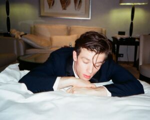 Jannis Niewöhner Instagram - Da war was. @deutscher_filmball @sonypictures.de @prada