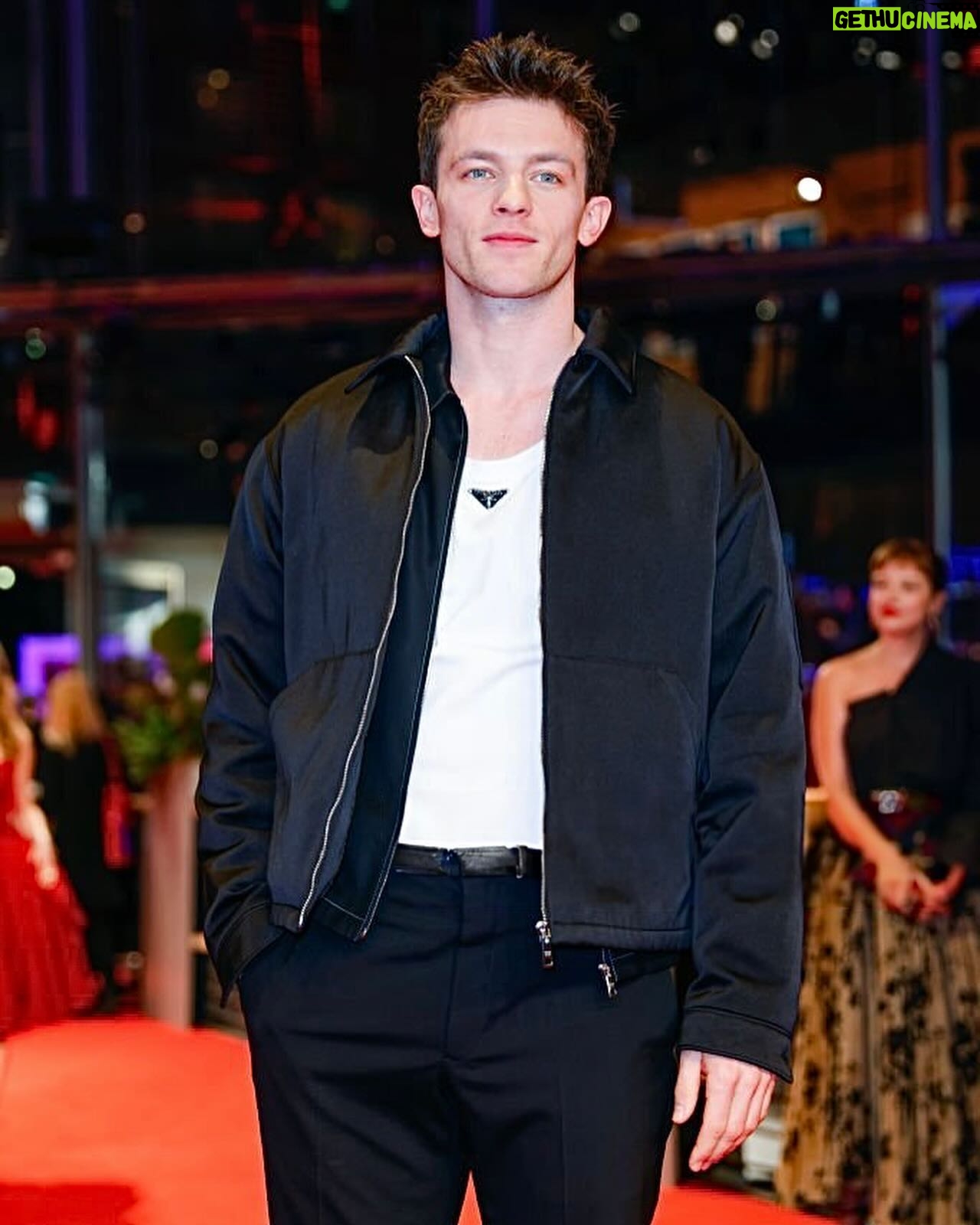 Jannis Niewöhner - 29.6K Likes - Thank you for those first beautiful days @berlinale
Und danke @berlinale @armanibeauty @giorgioarmani @prada @sarahsharonkarsten @helenanarra @thisisbta @th.orstenhans
#ad #berlinale2024 #makeup