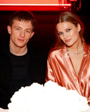Jannis Niewöhner Instagram - Thank you for those first beautiful days @berlinale

Und danke @berlinale @armanibeauty @giorgioarmani  @prada @sarahsharonkarsten @helenanarra @thisisbta @th.orstenhans 

#ad #berlinale2024 #makeup