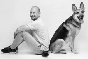 János Vadon Instagram - A jövő héttől már elérhető az ingyenes Kutyabarát Magazin, amiben egy interjút is olvashattok velem, a kutyákhoz fűződő viszonyomról és persze Tiráról! 🐶❤️🤗 Az interjúhoz @chikan_erika_photography készített szuper fotókat! 📸👍 Mondjuk ennyi született manökennel nem volt nehéz dolga... 🤷‍♂️😁
#vadonjani #vadonjanos #nagyinterjú #kutyabaratmagazin #ingyenesmagazin #chikanerikaphotography @kutyabarat @chikan_erika_photography @fruskatiruska