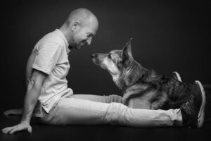 János Vadon Instagram - A jövő héttől már elérhető az ingyenes Kutyabarát Magazin, amiben egy interjút is olvashattok velem, a kutyákhoz fűződő viszonyomról és persze Tiráról! 🐶❤️🤗 Az interjúhoz @chikan_erika_photography készített szuper fotókat! 📸👍 Mondjuk ennyi született manökennel nem volt nehéz dolga... 🤷‍♂️😁
#vadonjani #vadonjanos #nagyinterjú #kutyabaratmagazin #ingyenesmagazin #chikanerikaphotography @kutyabarat @chikan_erika_photography @fruskatiruska