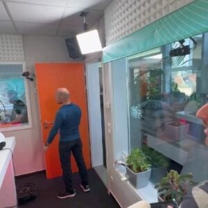 János Vadon Instagram - Ma reggel még két kávé után is elég nyomott voltam, de jött a Kaliber Magazin főszerkesztője, Vass Gábor és sikeresen felrázott egy HDR 68-as gumilövedékes revolverrel... 🤣 Senki ne próbálja ki otthon, csak nézni vicces! 🚫☝️😉
#vadonjani #vadonjanos #nepróbáldkiotthon #tesztalelkemindennek #gumilövedékes #önvédelmieszköz #nemjáték #ebcsontbeforr @kalibermagazin