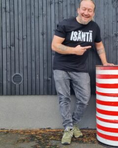 Jarppi Leppälä Instagram - Kyllä komia komian tuntoo vaikka silimät kiinni! 🫣
Tuotihin legendaariset Duudsoni-paidat takaasi ja nyt niitä saa: www.extremeduudsonit.com Linkki myös biossa 😀
#duudsonit
#extremeduudsonit
