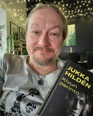 Jarppi Leppälä Instagram - Ystävyydessä parasta on se, että vielä yli 30 vuoden tuntemisen jälkeen ystävästä edelleen oppii uutta. @jukkadudeson #kivunperintö on tarina rohkeudesta, rohkeudesta myöntää heikkoutensa, ystävyydestä, perheestä ja virheistä oppimisesta. VAHVA SUOSITUS PUKINKONTTIIN! 

ps. kuva otetta aamulla noin 6.30. paras aika lukea hyviä kirjoja 😊