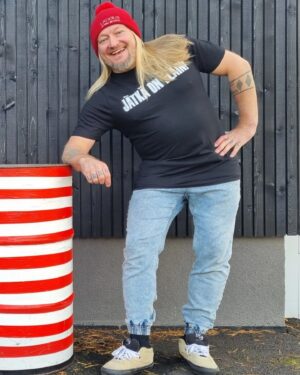 Jarppi Leppälä Instagram - Kyllä komia komian tuntoo vaikka silimät kiinni! 🫣
Tuotihin legendaariset Duudsoni-paidat takaasi ja nyt niitä saa: www.extremeduudsonit.com Linkki myös biossa 😀
#duudsonit
#extremeduudsonit