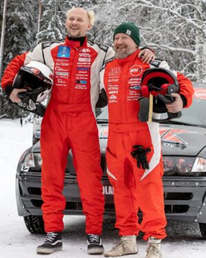 Jarppi Leppälä Instagram - Ilmottakaa mettähallitukselle! Tää tiimi lähtee Petäjävedelle RTP ralliin! Mä en oo ikinä ajanu nuotista ja @jarnodudeson ei oo ikinä lukenu nuottia eli me täydennetään toisiamme täydellisesti 😂 Ja @crazy_mikeofficial opeilla vauhti korjaa virheet 👍
👉 13.1.2024 Petäjävesi

@crazymikestuntteam_official