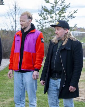 Jarppi Leppälä Instagram - Yhdessä rintamassa perheen ongelmien kimppuun! Mutta mitenkä kielen laittaminen sähkökärpäslätkään auttaa ketään missään? Selviää katsomalla 👉 #duudsonittulitaloon keskiviikkona 20.00 👉 @nelonen 
@ruutu