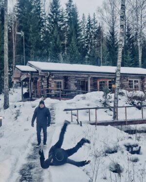 Jarppi Leppälä Instagram - Rauhoittumassa jouluun jätkien kans 🎅❄️
Suunniteltiin samalla vähä ens vuotta...
Kiitti @hawkhillnature kunnon puitteista. Jos oot vielä mökkiä vailla jouluks niin alle tunnin päästä Helsingistä oikeen tunnelmalliset puitteet 👌