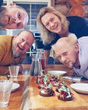 Jarppi Leppälä Instagram - Rauhoittumassa jouluun jätkien kans 🎅❄️
Suunniteltiin samalla vähä ens vuotta...
Kiitti @hawkhillnature kunnon puitteista. Jos oot vielä mökkiä vailla jouluks niin alle tunnin päästä Helsingistä oikeen tunnelmalliset puitteet 👌