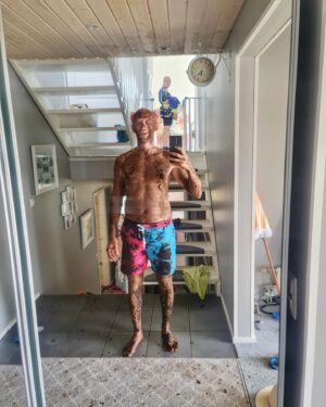 Jarppi Leppälä Instagram - Varootus: Tän näköstä porukkaa liikeentees 🤫
Huomenna keskiviikkona ilmaiseksi jo aamu klo 6:00 Ruudussa ja illalla klo 20:00 Neloselta ku tehään paluu tuli taloon sarjalla.

#duudsonittulitaloon 
@ruutu 
@nelonen