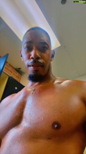 Jarrell Hargraves Instagram - On Fridays, We Flex! 🥵

#progress #mensfitness #malemodel #explorepage #sweat  #Water #fitness # motivation
