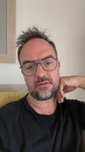 Jarry Instagram - Question de mes enfants pourquoi seulement un jour le bonne année et bonne santé 😂😂😂