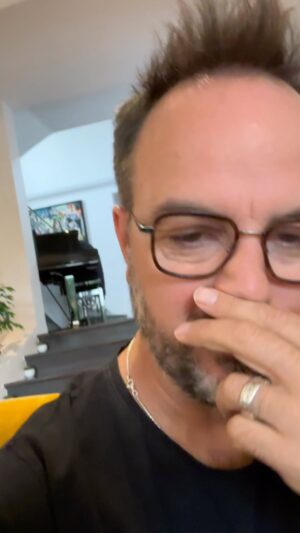 Jarry Instagram - L’explication du 1er mai à mes enfants ..😂 Merci aux parents de donner la même version pour être tranquille …. Qui est d’accord ?? 😂😂😂😂 #humour #force #1ermai