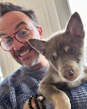 Jarry Instagram - C’est avec une très grande émotion que je vous presente SMILE notre nouveau chien ! Après la mort de Youpi il m’aura fallu 2 ans pour accueillir de nouveau un chien ! Ils sont beaucoup à attendre d’être adoptés et aimés ! ❤️🙌🏻🙌🏻🙌🏻