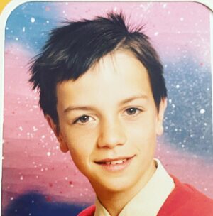 Jarry Instagram - Après une petite semaine en famille, je suis de retour sur les réseaux ! J’ai 9 ans sur la photo et bcp de cheveux 😂😂😂 mais que dire de cette tête ?