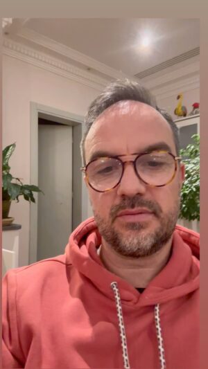 Jarry Instagram - Suis un fossile aux yeux de mes enfants ? À quel âge le respect va prendre soin de moi 😂😂😂😂 ! Abonne toi pour ta dose de bonne humeur 👍♥️💪🏻