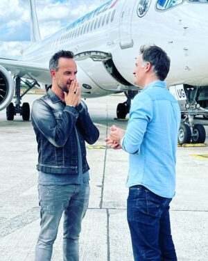 Jarry Instagram - Bon bah voilà la nouvelle ! Rdv en terre inconnue avec @raphaeldecasabianca ! Rdv dans 3 semaines je vais vivre quelque chose d’unique !!! @france2 @rendez_vous_en_terre_inconnue ! Love