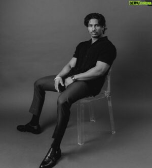 Jasmeet Baduwalia Instagram - yearbook pic vibes 🖤 
•
•
•
PC 📸 @chavaaaaaa__