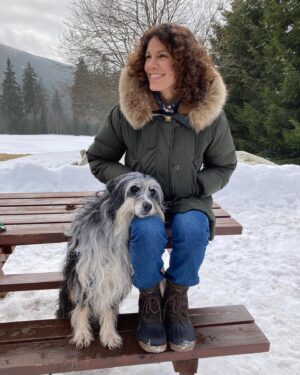 Jasmin Gerat Instagram - It’s Love! Endlich Hundemama. Für unseren Xmas Film. Coming soon. @zdf @producersatwork @esthergronenborn  @hansenmanagement ❤️
#fakefur #thedogsarealright