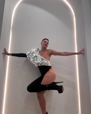 Jason A. Rodriguez Instagram - Performed last night for @bronxandbanco in someone’s custom piece. Can you guess who? 🐝
MUA: @marioartistry