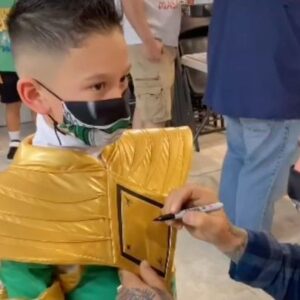 Jason David Frank Instagram - It’s always cool to see kids cosplay as the green ranger. The shield was my favorite part of the costume. Which one of my Ranger costumes was your favorite and why? Comment below ⬇️⬇️⬇️  

I’ll see you this weekend in Oklahoma City & Tulsa 

THIS SATURDAY (Sept 18th) @speedingbulletcomics #OklahomaCity #OKC #Norman 📞 (405) 360-6866

THIS SUNDAY (Sept 19th) @shadowmountaincomics #Tulsa 📞 (918) 932-8054

Tickets to assign you a numbered spot in line will be handed out the day before the signing and will available throughout it. Call the shops for more information. 

Click here for how it works ——> #jdfppprules

#PowerRangerprotectionprogram #greenranger #tommyoliver #powerrangers #lotwd #lotwdtour #erikreed #whitedragon # #letssavepaperbackcomics #comics #comicbooks #socialdistancefun Follow my new movie @lotwhitedragon #erikreed #whitedragon #lotwd