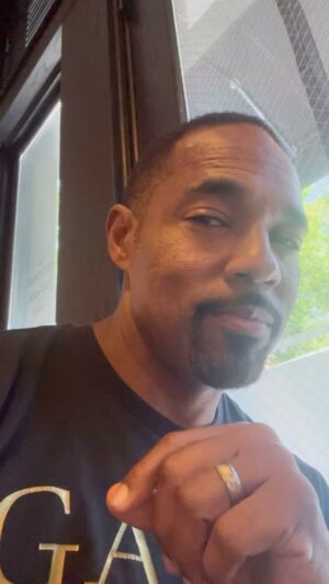 Jason George Instagram - Well…it WAS kind of hush-hush

But now it’s official 

Where my scrubs at?

@greysabc @station19 #crossover #benley #benwarren #doctorslife #actorslife #blessed