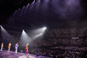 Jason Hsu Instagram - #2056二十週年演唱會 
哇～真的就這樣20年了😳
就像昨晚在台上說的
從一開始跟56相聚是工作
到現在相聚是放鬆跟信任
很幸運擁有彼此可以一路走過這21年

這場演唱會上遇到很多的資深粉絲
打招呼的方式也變得像老朋友一樣😂
真的有太多太多跟感謝要送給大家
這次發文的封面選用了最後一首歌的照片
因為我真的太愛這張照片了
其實在唱因為愛這首歌的當下
我真的好想拿自己的手機拍下眼前壯觀的燈海
但是我沒辦法
只能好好的享受當下
享受每一位支持我們的粉絲帶給我們的感動
謝謝每一位支持5566的你
謝謝主辦華貴、必應、我們的經紀公司、所有的樂隊老師跟Dancers

還有我的家人們❤️ 
謝謝孟姿這幾個月給我強力的後盾讓我可以努力的排練
謝謝寶貝Doreen跟Liam
在包廂裡一邊玩123木頭人一邊看演唱會😅
謝謝媽媽還有終於等到疫情結束回台灣看我演唱會的姐姐
還有在我壓力大的時候陪我一起講幹話的朋友

因為有你們才能完成這場演唱會

這次也特別準備了不一樣的個人Solo
希望你們喜歡
希望昨晚你們都有一個開心的的四個小時

BTW…演唱會唱四個小時真的是神經病🤣

#5566 #2056二十週年演唱會 #有你們真好 #照片影片好多還沒整理玩