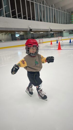 Jason Hsu Instagram - 今天是練習慾望爆棚的Doreen⛸️

@chaochao1011 
@ccm_taiwan_hockey 
@edea_jackson_risport_tw 

#趕快來一起溜冰 #ccmhockeytaiwan #LearnToSkate