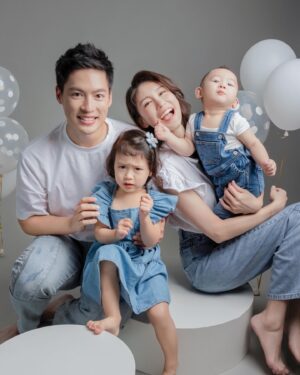 Jason Hsu Instagram - 跟小朋友拍照就是….
隨時都要先把自己表情準備好
因為他們就是各種扭，各種不受控
你們…看前幾張就知道了😅

PS.
圖7是我在教Liam Chinese kongfu 🥋
我要打10個，哼～

@chaochao1011 
📷 @katie_cloris_photography 

#許孟哲趙孟姿 #DoreenAndLiam #family #familyphotography #親愛的莉絲 #新生兒攝影 #孕婦寫真 #全家福