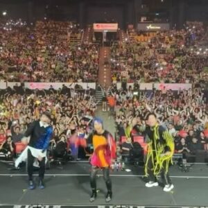 Jason Hsu Instagram - #2056二十週年演唱會 #馬來西亞站
謝謝大家那麼配合
這個應該是最多人的boomerang吧！
我的流蘇真的很顯眼😆