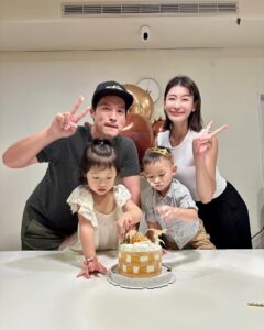 Jason Hsu Instagram - 2024.07.02
對我們家來說
瘋狂慶生的月份正式展開
第一個是Liam的生日
去年的他很愛Baby Shark
今年的他很愛恐龍
特別跟劇組請假回來陪Liam過生日
去了一趟恐龍主題的光影展
不只壽星大家都玩得很開心
唯獨在暴龍頭後面的化石他們看不懂
一直要去旁邊的紀念品店🤣
簡單又幸福的一天
Happy birthday~🎂
My little Dino~🦖

❤️ @chaochao1011 

#許孟哲趙孟姿 #DoreenAndLiam #侏羅紀恐龍光影展
