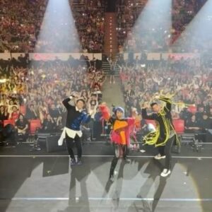 Jason Hsu Instagram - #2056二十週年演唱會 #馬來西亞站
謝謝大家那麼配合
這個應該是最多人的boomerang吧！
我的流蘇真的很顯眼😆