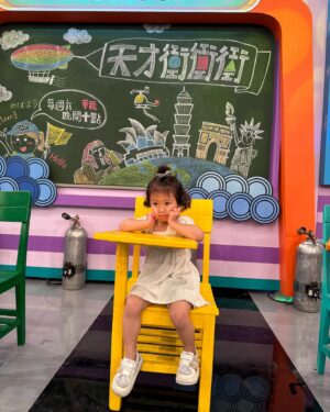 Jason Hsu Instagram - #天才衝衝衝
之前常常說要跟我一起去工作
我都跟她說爸爸在工作的時候很忙
可能會沒有時間照顧你
結果上次錄衝衝衝的時候
他們剛好在攝影棚附近就來探班
又剛好那天是端午節主題
我擔心這個剛好會不會讓Doreen認為
爸爸每次出去工作的時候
都是穿著這個法海的衣服😳😳😳😳😳

@chaochao1011 
@geniusgogogo 

#許孟哲趙孟姿 #doreenAnfLiam
#天才衝衝者 #探班