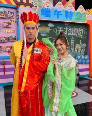 Jason Hsu Instagram - #天才衝衝衝
之前常常說要跟我一起去工作
我都跟她說爸爸在工作的時候很忙
可能會沒有時間照顧你
結果上次錄衝衝衝的時候
他們剛好在攝影棚附近就來探班
又剛好那天是端午節主題
我擔心這個剛好會不會讓Doreen認為
爸爸每次出去工作的時候
都是穿著這個法海的衣服😳😳😳😳😳

@chaochao1011 
@geniusgogogo 

#許孟哲趙孟姿 #doreenAnfLiam
#天才衝衝者 #探班