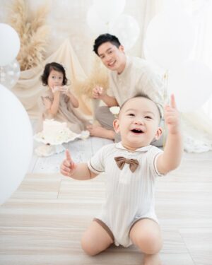 Jason Hsu Instagram - 孟姿根本是仙女呀～
抖力姐弟也是越來越可愛
好好珍藏一下這組全家福
因為對於我們家
真的是很難得出現夢幻系列的照片
圖二剛好全部是7月的三個壽星合照
2號、11號、27號
怎麼有種自己生日過了一整個月的感覺😅

@chaochao1011 
📷 @katie_cloris_photography 

#許孟哲趙孟姿 #DoreenAndLiam #family #familyphotography #親愛的莉絲 #新生兒攝影 #孕婦寫真 #全家福
