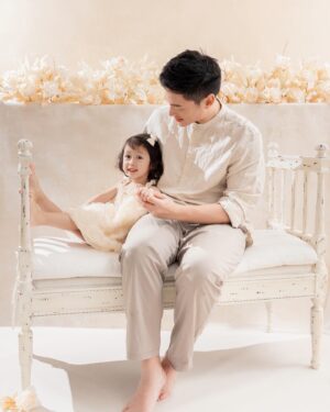 Jason Hsu Instagram - 孟姿根本是仙女呀～
抖力姐弟也是越來越可愛
好好珍藏一下這組全家福
因為對於我們家
真的是很難得出現夢幻系列的照片
圖二剛好全部是7月的三個壽星合照
2號、11號、27號
怎麼有種自己生日過了一整個月的感覺😅

@chaochao1011 
📷 @katie_cloris_photography 

#許孟哲趙孟姿 #DoreenAndLiam #family #familyphotography #親愛的莉絲 #新生兒攝影 #孕婦寫真 #全家福