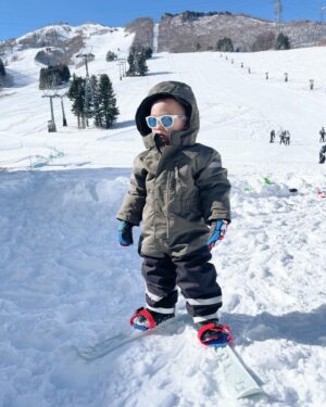 Jason Hsu Instagram - ❄️玩雪初體驗的Liam
去年來苗場滑雪場只有半歲大還玩不懂
這次整個就玩開
還知道跳起來撲倒到雪裡
小雪人手套意外的跟玩具Ski很搭🤣
雖然不會滑但是架勢是不是還不錯😎

@chaochao1011 
@lovejpski 

#許孟哲趙孟姿 #DoreenAndLiam #玩雪 #滑雪中毒者 #苗場滑雪場 #影片來不及剪先放照片
