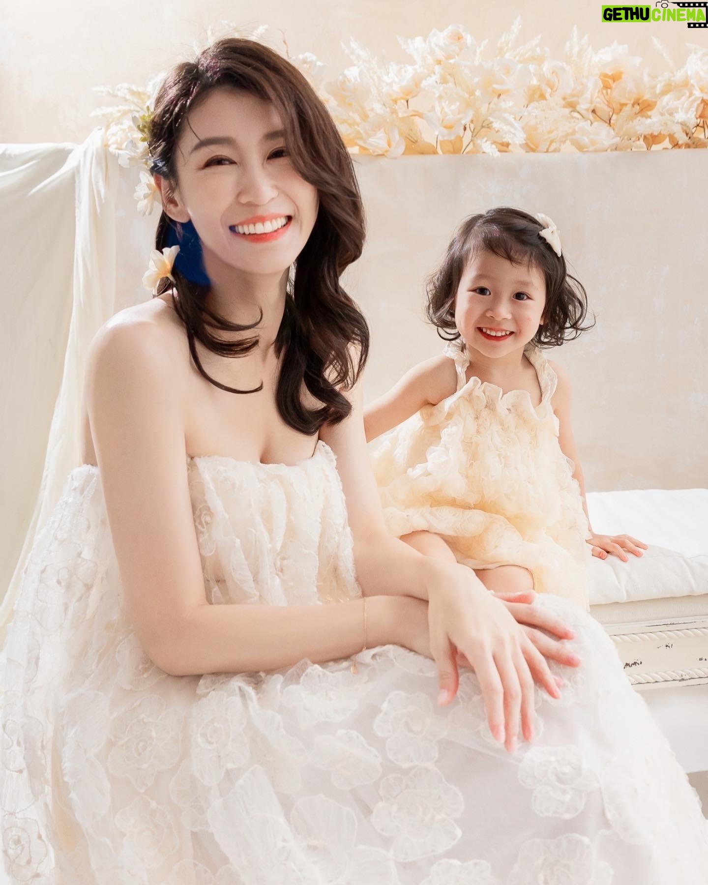 Jason Hsu - 20.7K Likes - 孟姿根本是仙女呀~
抖力姐弟也是越來越可愛
好好珍藏一下這組全家福
因為對於我們家
真的是很難得出現夢幻系列的照片
圖二剛好全部是7月的三個壽星合照
2號、11號、27號
怎麼有種自己生日過了一整個月的感覺😅
@chaochao1011
📷 @katie_cloris_photography
#許孟哲趙孟姿 #DoreenAndLiam #family #familyphotography #親愛的莉絲 #新生兒攝影 #孕婦寫真 #全家福