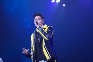 Jason Hsu Instagram - 沒有人想過的組合
當然也沒有人知道反應會如何
但我們確定的一點就是
”衝啊！就是要做讓大家想不到的事。”
我們自己一定要先玩得開心、跳得爽、唱得過癮
才能感染其他人
既然是限定團就要有限定的表演
除了組曲之外還有全新編排的傳說
雖然學的時候常常開玩笑我們要不要跳原本的😂
但最終出來得效果…真的蠻帥的！是吧？
謝謝文總 @gacc.tw  的邀請
背後的工作團隊也很巧的都是熟悉的團隊，謝謝你們
還要特別感謝
玉琦老師 @yuchi_7911  超強超帥的編排，每次排練都失聲
當然也要謝謝
AcQua源少年 @acqua.official 
FEniX @fenix_official__ 
不知道這次限定團的下次是什麼時候
但至少這波有帥到

#wearethirteen #除夕限定
#中華文化總會 #除夕特別節目