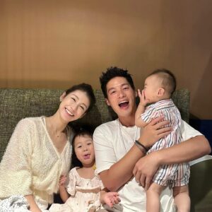 Jason Hsu Instagram - 計劃永遠趕不上變化
原本在生日前夕決定找個飯店或是民宿好好待上兩天放空，結果颱風😒，想說出去也是下雨便作罷，沒想到竟然沒啥風雨…😅

不過沒關係，找個好吃的餐廳也很棒， 這組照片我真的太喜歡了，哪一張放封面選超久，很愛你們兩個調皮鬼，謝謝老婆請我吃愛吃的牛排，生日有你們在旁邊就很幸福☺️

Love you all😘 

@chaochao1011 

#許孟哲趙孟姿 #DoreenAndLiam #family #familyphotography