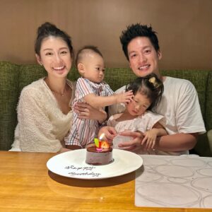 Jason Hsu Instagram - 計劃永遠趕不上變化
原本在生日前夕決定找個飯店或是民宿好好待上兩天放空，結果颱風😒，想說出去也是下雨便作罷，沒想到竟然沒啥風雨…😅

不過沒關係，找個好吃的餐廳也很棒， 這組照片我真的太喜歡了，哪一張放封面選超久，很愛你們兩個調皮鬼，謝謝老婆請我吃愛吃的牛排，生日有你們在旁邊就很幸福☺️

Love you all😘 

@chaochao1011 

#許孟哲趙孟姿 #DoreenAndLiam #family #familyphotography