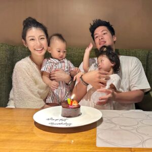 Jason Hsu Instagram - 計劃永遠趕不上變化
原本在生日前夕決定找個飯店或是民宿好好待上兩天放空，結果颱風😒，想說出去也是下雨便作罷，沒想到竟然沒啥風雨…😅

不過沒關係，找個好吃的餐廳也很棒， 這組照片我真的太喜歡了，哪一張放封面選超久，很愛你們兩個調皮鬼，謝謝老婆請我吃愛吃的牛排，生日有你們在旁邊就很幸福☺️

Love you all😘 

@chaochao1011 

#許孟哲趙孟姿 #DoreenAndLiam #family #familyphotography