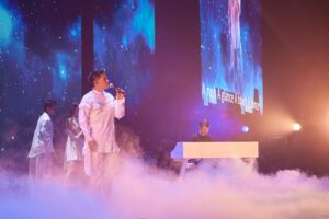 Jason Hsu Instagram - #2056二十週年演唱會 
哇～真的就這樣20年了😳
就像昨晚在台上說的
從一開始跟56相聚是工作
到現在相聚是放鬆跟信任
很幸運擁有彼此可以一路走過這21年

這場演唱會上遇到很多的資深粉絲
打招呼的方式也變得像老朋友一樣😂
真的有太多太多跟感謝要送給大家
這次發文的封面選用了最後一首歌的照片
因為我真的太愛這張照片了
其實在唱因為愛這首歌的當下
我真的好想拿自己的手機拍下眼前壯觀的燈海
但是我沒辦法
只能好好的享受當下
享受每一位支持我們的粉絲帶給我們的感動
謝謝每一位支持5566的你
謝謝主辦華貴、必應、我們的經紀公司、所有的樂隊老師跟Dancers

還有我的家人們❤️ 
謝謝孟姿這幾個月給我強力的後盾讓我可以努力的排練
謝謝寶貝Doreen跟Liam
在包廂裡一邊玩123木頭人一邊看演唱會😅
謝謝媽媽還有終於等到疫情結束回台灣看我演唱會的姐姐
還有在我壓力大的時候陪我一起講幹話的朋友

因為有你們才能完成這場演唱會

這次也特別準備了不一樣的個人Solo
希望你們喜歡
希望昨晚你們都有一個開心的的四個小時

BTW…演唱會唱四個小時真的是神經病🤣

#5566 #2056二十週年演唱會 #有你們真好 #照片影片好多還沒整理玩