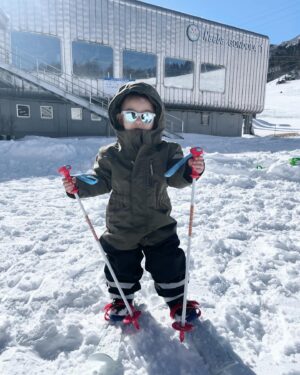 Jason Hsu Instagram - ❄️玩雪初體驗的Liam
去年來苗場滑雪場只有半歲大還玩不懂
這次整個就玩開
還知道跳起來撲倒到雪裡
小雪人手套意外的跟玩具Ski很搭🤣
雖然不會滑但是架勢是不是還不錯😎

@chaochao1011 
@lovejpski 

#許孟哲趙孟姿 #DoreenAndLiam #玩雪 #滑雪中毒者 #苗場滑雪場 #影片來不及剪先放照片