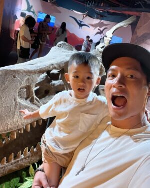 Jason Hsu Instagram - 2024.07.02
對我們家來說
瘋狂慶生的月份正式展開
第一個是Liam的生日
去年的他很愛Baby Shark
今年的他很愛恐龍
特別跟劇組請假回來陪Liam過生日
去了一趟恐龍主題的光影展
不只壽星大家都玩得很開心
唯獨在暴龍頭後面的化石他們看不懂
一直要去旁邊的紀念品店🤣
簡單又幸福的一天
Happy birthday~🎂
My little Dino~🦖

❤️ @chaochao1011 

#許孟哲趙孟姿 #DoreenAndLiam #侏羅紀恐龍光影展