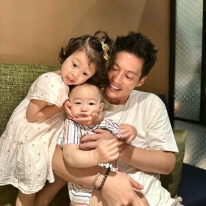 Jason Hsu Instagram - 計劃永遠趕不上變化
原本在生日前夕決定找個飯店或是民宿好好待上兩天放空，結果颱風😒，想說出去也是下雨便作罷，沒想到竟然沒啥風雨…😅

不過沒關係，找個好吃的餐廳也很棒， 這組照片我真的太喜歡了，哪一張放封面選超久，很愛你們兩個調皮鬼，謝謝老婆請我吃愛吃的牛排，生日有你們在旁邊就很幸福☺️

Love you all😘 

@chaochao1011 

#許孟哲趙孟姿 #DoreenAndLiam #family #familyphotography