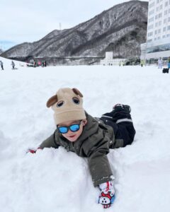 Jason Hsu Instagram - ❄️玩雪初體驗的Liam
去年來苗場滑雪場只有半歲大還玩不懂
這次整個就玩開
還知道跳起來撲倒到雪裡
小雪人手套意外的跟玩具Ski很搭🤣
雖然不會滑但是架勢是不是還不錯😎

@chaochao1011 
@lovejpski 

#許孟哲趙孟姿 #DoreenAndLiam #玩雪 #滑雪中毒者 #苗場滑雪場 #影片來不及剪先放照片