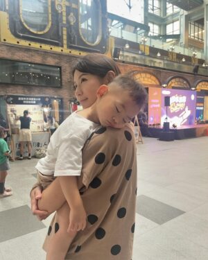 Jason Hsu Instagram - 2024.07.02
對我們家來說
瘋狂慶生的月份正式展開
第一個是Liam的生日
去年的他很愛Baby Shark
今年的他很愛恐龍
特別跟劇組請假回來陪Liam過生日
去了一趟恐龍主題的光影展
不只壽星大家都玩得很開心
唯獨在暴龍頭後面的化石他們看不懂
一直要去旁邊的紀念品店🤣
簡單又幸福的一天
Happy birthday~🎂
My little Dino~🦖

❤️ @chaochao1011 

#許孟哲趙孟姿 #DoreenAndLiam #侏羅紀恐龍光影展